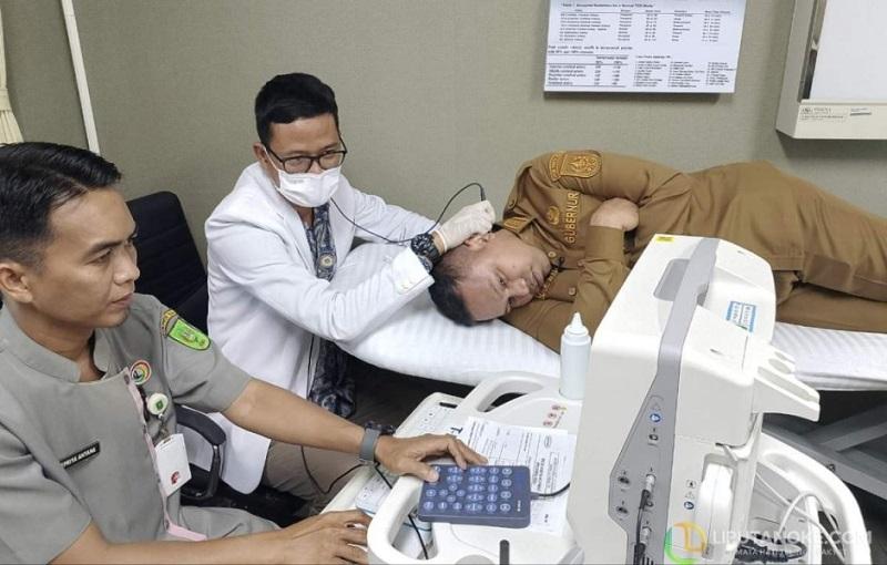 RSUD Arifin Achmad Periksa Pembuluh Darah Gubri Abdul Wahid, Ini Hasilnya