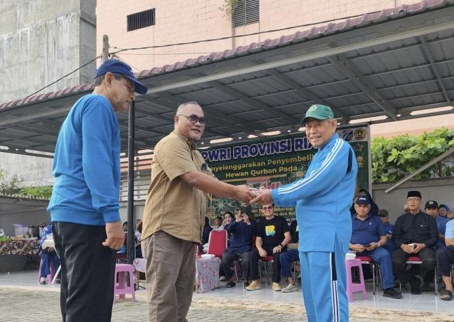 Wakili Gubernur, Wadir RSUD Arifin Achmad Serahkan Bantuan Sapi Kurban ke PWRI Riau