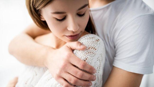 Tanda Suami Ingin Bercinta Bisa Dilihat dari Bahasa Tubuh, Apa Saja?