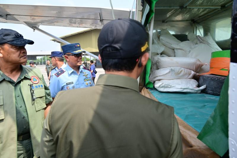 Kurangi Bahaya Asap, Satgas Udara Karhutla Riau Tebar 10 Ton Garam Operasi Modifikasi Cuaca