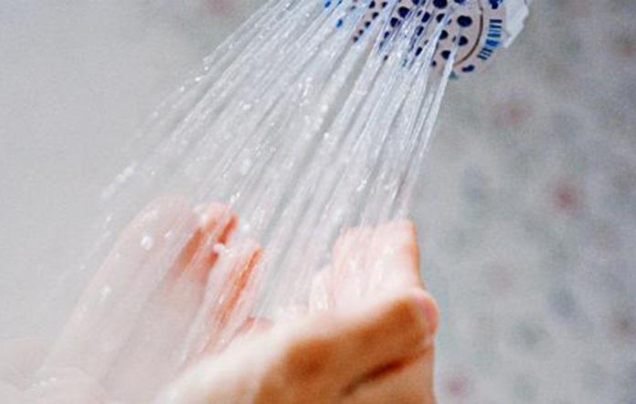Mandi Air Dingin atau Panas, Mana yang Lebih Sehat untuk Tubuh?