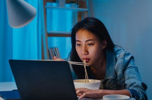 Tengah Malam Sering Bangun Karena Lapar, Ternyata Ini Penyebabnya