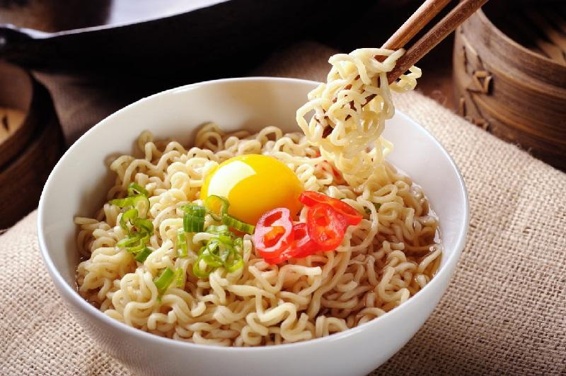 Jangan Anggap Enteng, Sering Makan Mi Instan Ada 7 Risiko yang Mengintai Tubuh