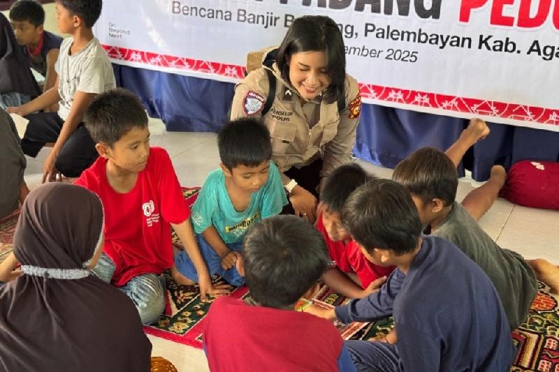 Bantu Trauma Healing Banjir dan Longsor, Polwan Polda Riau Hadir Dampingi Anak Korban Bencana Agam