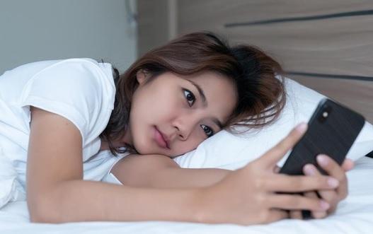 Langsung Main HP Bangun Tidur? Hati-hati Efeknya pada Kesehatan Mental