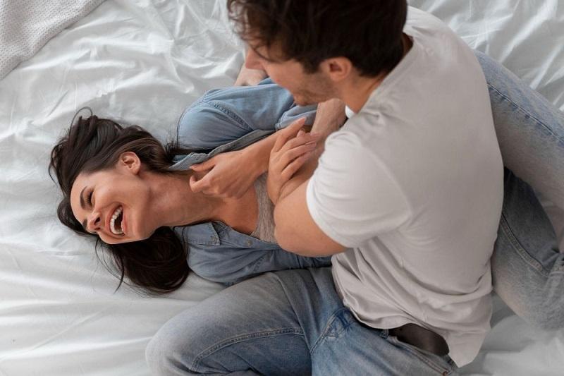 Terlalu Sibuk Bekerja? Ini 5 Kunci Rahasia Bikin Hubungan di Ranjang Tetap Memuaskan