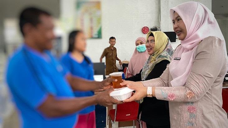 Pasien RSJ Tampan Dapatkan 300 Porsi Makanan dan Minuman dari BRK Syariah