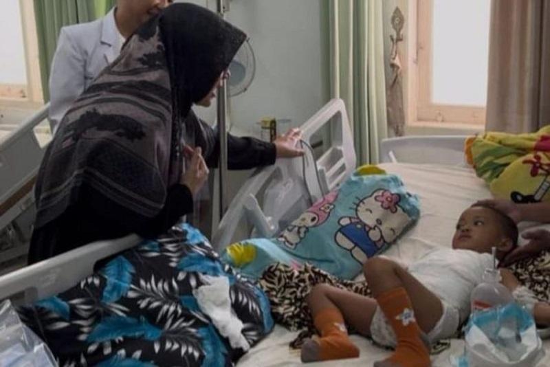 Bawa Ketupat, Bupati Siak Keliling Besuk Pasien RSUD dan Semangati Petugas