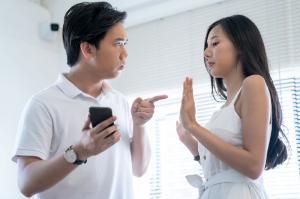 Penyebab Retaknya Keintiman Pasangan, Ponsel Salah Satunya