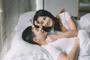Obrolan Soal Seksual Ditempat Tidur dengan Pasangan? Coba Pakai Cara Ini