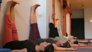 Angkat Kaki ke Dinding Selama 5 Menit Setiap Hari, Bisa Redakan Stres