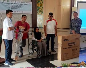 Dukung Penyandang Disabilitas, Dinas Sosial Riau Serahkan Alat Bantu dan Periksa Kesehatan Gratis