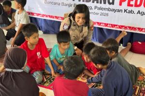 Bantu Trauma Healing Banjir dan Longsor, Polwan Polda Riau Hadir Dampingi Anak Korban Bencana Agam