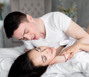 Jika Ada Pasangan Pejamkan Mata Saat Bercinta? Ini Alasannya