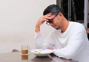 Kepala Pusing Kliyengan Setelah Makan, Apa Penyebabnya?