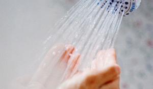 Suka Mandi Air Hangat? Ini Manfaat dan Kekurangan Bagi Kesehatan Tubuh