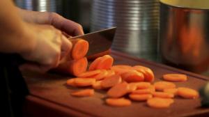 Makan Wortel Mentah Ternyata Banyak Manfaat Kesehatan, Apa Saja?