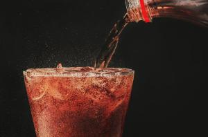 Jangan Minum Soda Setiap Hari? Ini Risiko Kesehatan yang Bisa Muncul